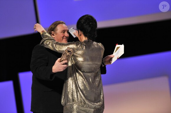 Gérard Depardieu donnant le César à Isabelle Adjani le 27 février 2010