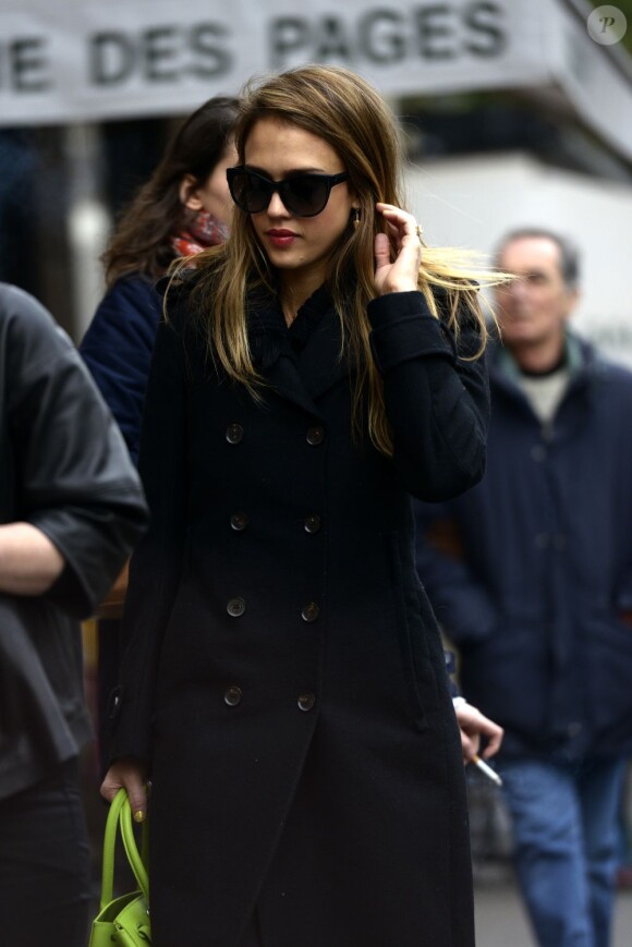 Jessica Alba profite de son passage à Paris pour faire du shopping. Le 2 mars 2013.
