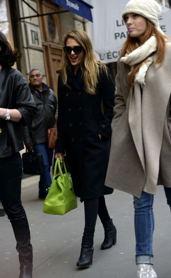 Jessica Alba et ses amies font du shopping sur le boulevard Saint-Germain dans le VIe arrondissement. Paris, le 2 mars 2013.