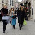 Jessica Alba et ses amies font du shopping sur le boulevard Saint-Germain dans le VIe arrondissement. Paris, le 2 mars 2013.