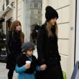 Jessica Alba et sa fille Honor en pleine séance shopping à Paris. Le 2 mars 2013.