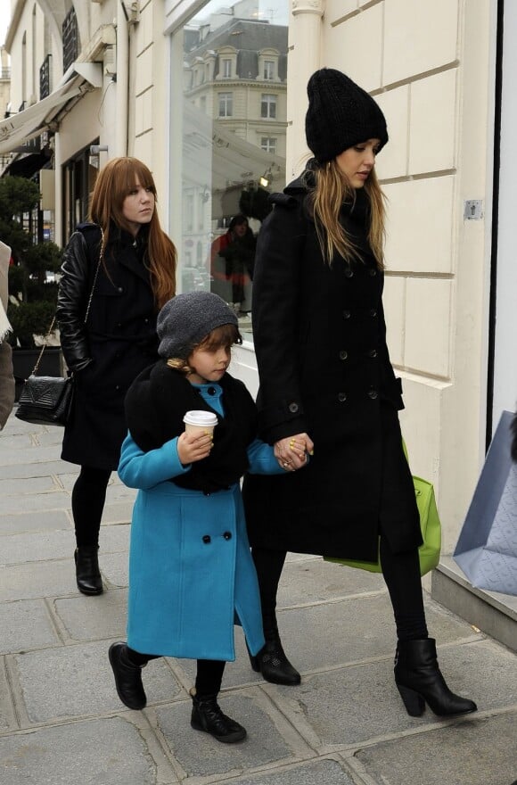 Jessica Alba et sa fille Honor en pleine séance shopping à Paris. Le 2 mars 2013.