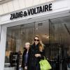 Jessica Alba quitte une boutique Zadig & Voltaire à Paris. Le 2 mars 2013.
