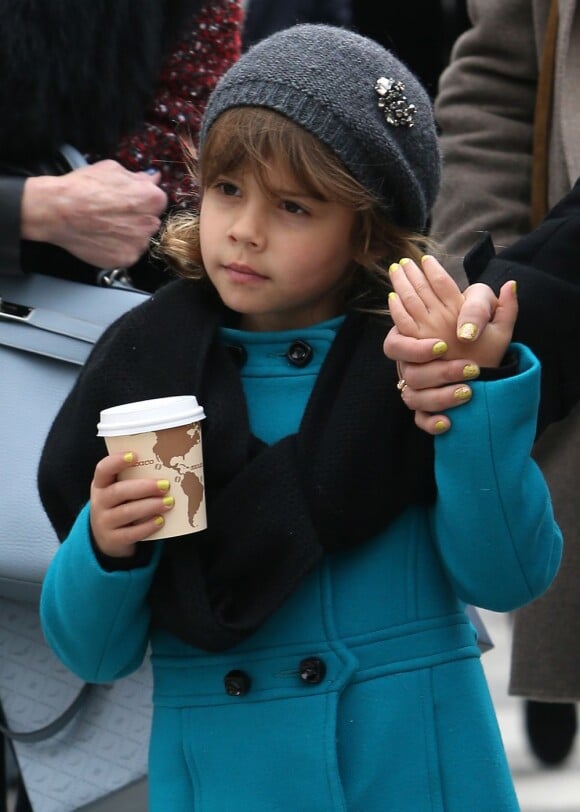 Honor, 4 ans, fait du shopping avec sa mère Jessica Alba à Paris. Le 2 mars 2013.