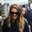 Jessica Alba en pleine séance shopping à Paris, le 2 mars 2013.