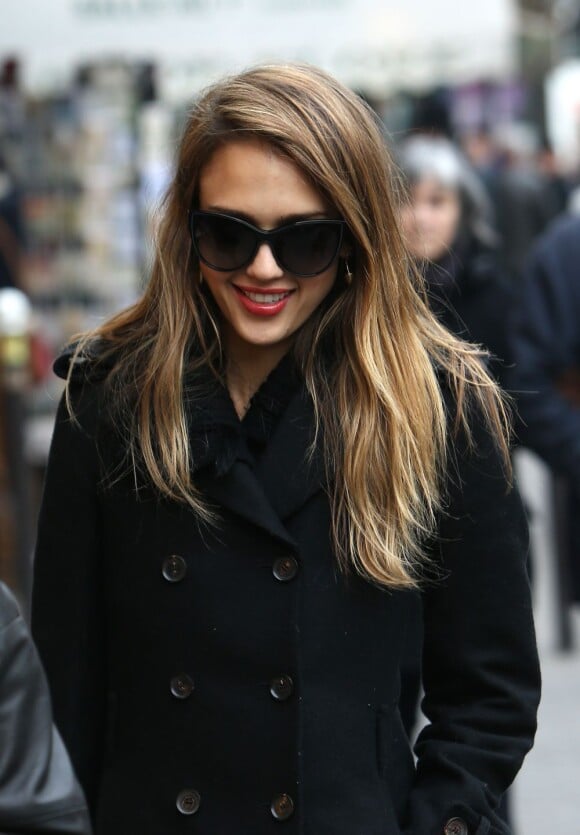 Jessica Alba en pleine séance shopping à Paris, le 2 mars 2013.