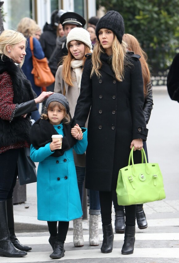 Jessica Alba et sa fille Honor font du shopping à Paris, le 2 mars 2013.