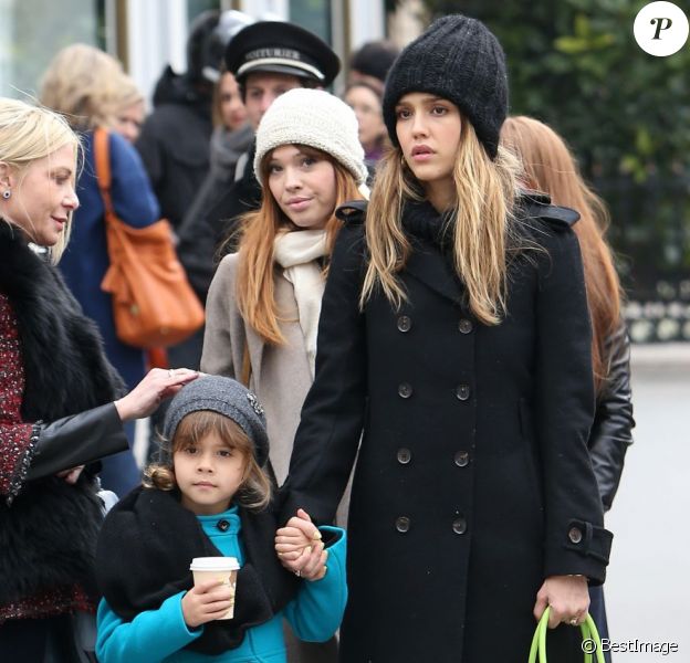 Jessica Alba et sa fille Honor font du shopping à Paris, le 2 mars 2013.