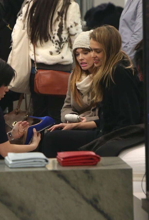De passage à Paris pour la Fashion Week, Jessica Alba accompagnée de sa fille Honor, en profite pour dévaliser les boutiques. Le 2 mars 2013.