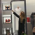  De passage à Paris pour la Fashion Week, Jessica Alba accompagnée de sa fille Honor, en profite pour dévaliser les boutiques. Le 2 mars 2013. 