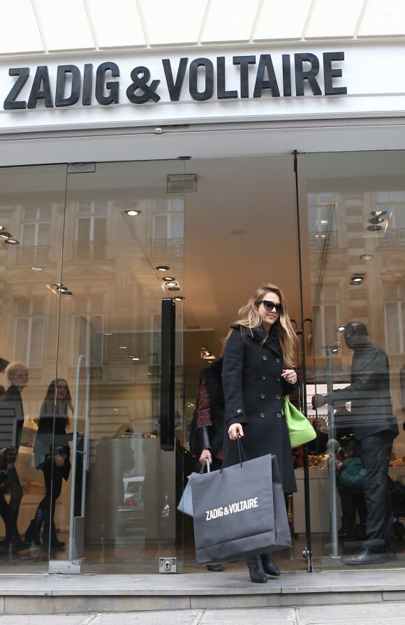 Jessica Alba quitte une boutique Zadig & Voltaire. Paris, le 2 mars 2013.
