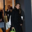Jessica Alba quitte une boutique Gerard Darel à Paris, le 2 mars 2013.