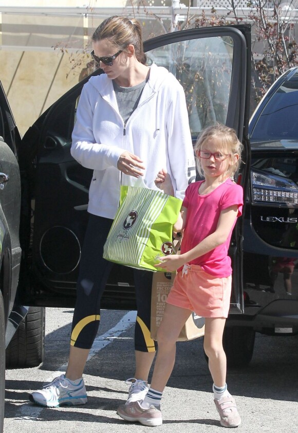 L'actrice Jennifer Garner emmène sa fille Violet à une fête d'anniversaire à Santa Monica, le 3 mars 2013.