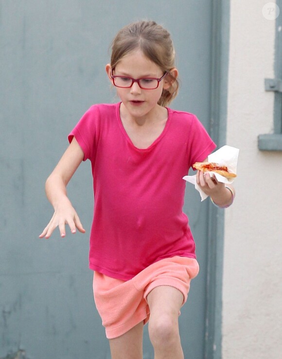 Jennifer Garner emmène sa fille Violet, toujours habillée en rose, à une fête d'anniversaire à Santa Monica, le 3 mars 2013.