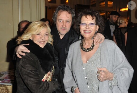 Nicoletta, son mari Jean-Christophe et Claudia Cardinal à Paris le 25 fevrier 2013.