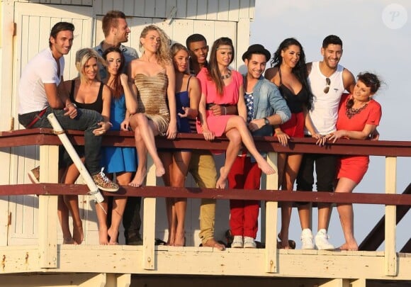 Nabilla Benattia, Amélie (Secret Story 4), Alban (The Voice), Capucine (Secret Story 6), Thomas Vergara (Secret Story 6), Benjamin (La Belle et ses princes presque charmants), Frédérique (Koh Lanta), Aurélie et Samir (L'île des Vérités), Marie (Koh Lanta), et les deux anges anonymes sur le tournage de la cinquième saison des Anges de la Télé-Réalité sur une plage à Miami, le 22 janvier 2013.