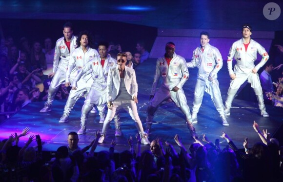 Justin Bieber et ses danseurs en concert à Londres, le 4 mars 2013.