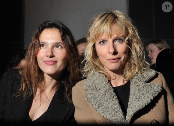 Karin Viard et Virginie Ledoyen au défilé de mode Paul & Joe, prêt-à-porter automne-hiver 2013-2014 au Palais de Tokyo à Paris, le 5 mars 2013.
