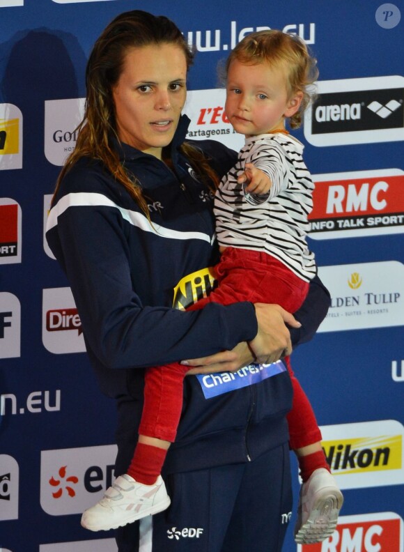 Laure Manaudou et sa fille, Manon en novembre 2012 lors des Championnats d'Europe petit bassin à Chartres