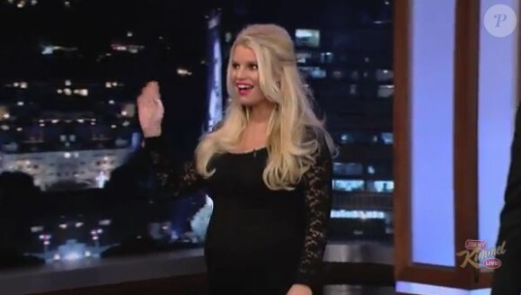 Jessica Simpson, enceinte de son deuxième enfant, dit qu'elle attend un garçon sur le plateau de Jimmy Kimmel.