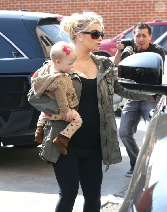Jessica Simpson, enceinte, et sa fille Maxwell vont déjeuner au restaurant à Studio City, le 18 février 2013.