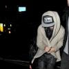 Justin Bieber quitte un restaurant avec un masque à gaz, à Londres, le 6 mars 2013.