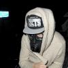 Justin Bieber quitte un restaurant avec un masque à gaz, à Londres, le 6 mars 2013.