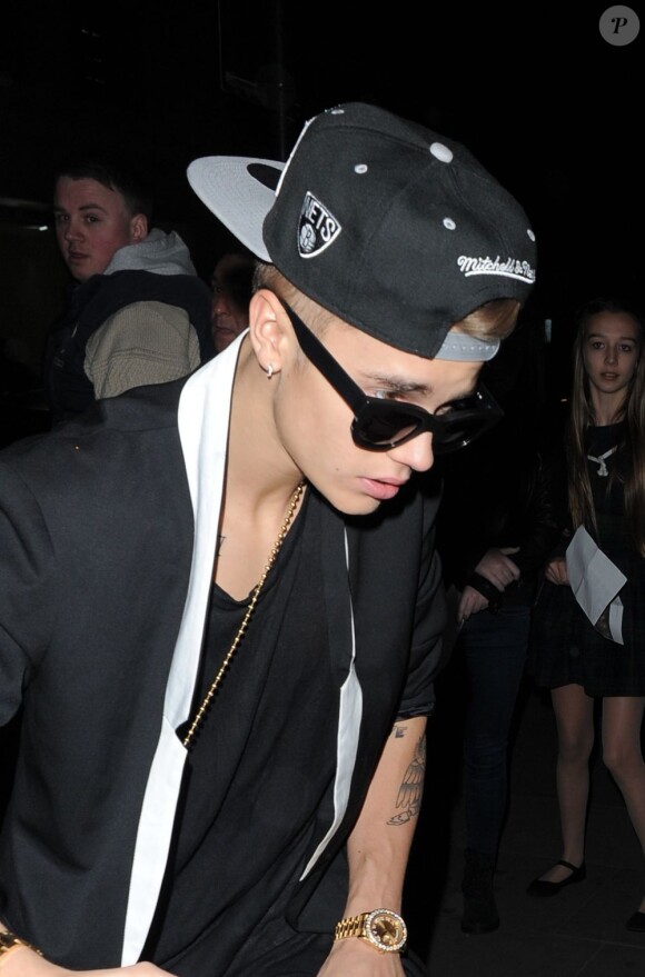 Justin Bieber se rend dans une boîte de nuit à Londres, le 5 mars 2013.