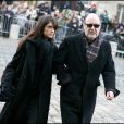 Le chanteur Michel Delpech et sa belle-fille Pauline, aux obsèques de Carlos à Paris, le 22 janvier 2008