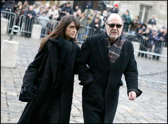 Le chanteur Michel Delpech et sa belle-fille Pauline, aux obsèques de Carlos à Paris, le 22 janvier 2008