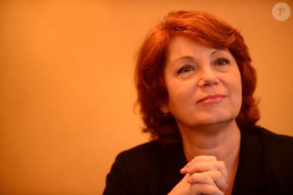 Véronique Genest pose devant l'Assemblée nationale après une conférence donnée en compagnie du journaliste franco-israélien Jonathan-Simon Sellem à Paris, le 7 mars 2013