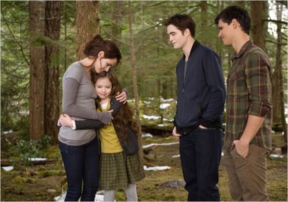 Kristen Stewart, Mackenzie Foy, Robert Pattinson et Taylor Lautner dans Twilight - Chapitre 5 : Révélation 2e partie.      
