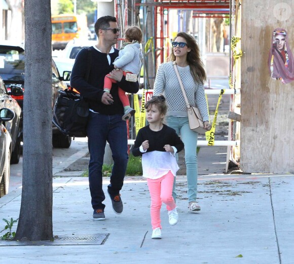 L'actrice Jessica Alba, son mari Cash Warren et leurs filles Honor et Haven se promènent dans les rues de Los Angeles. Le 9 mars 2013.