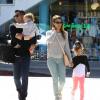 La belle Jessica Alba, son mari Cash Warren et leurs filles Honor et Haven se promènent dans les rues de Los Angeles. Le 9 mars 2013.