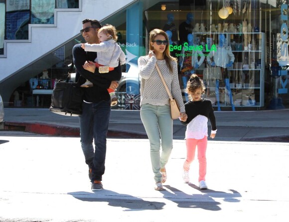 La belle Jessica Alba, son mari Cash Warren et leurs filles Honor et Haven se promènent dans les rues de Los Angeles. Le 9 mars 2013.