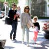 Jessica Alba, son mari Cash Warren et leurs filles Honor et Haven se promènent dans les rues de Los Angeles. Le 9 mars 2013. Toute la petite famille est enfin réunie.