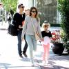Jessica Alba, son mari Cash Warren et leurs filles Honor et Haven se promènent dans les rues de Los Angeles. Le 9 mars 2013.