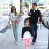 Jessica Alba, son mari Cash Warren et leurs filles Honor et Haven se promènent dans les rues de Los Angeles. Le 9 mars 2013.