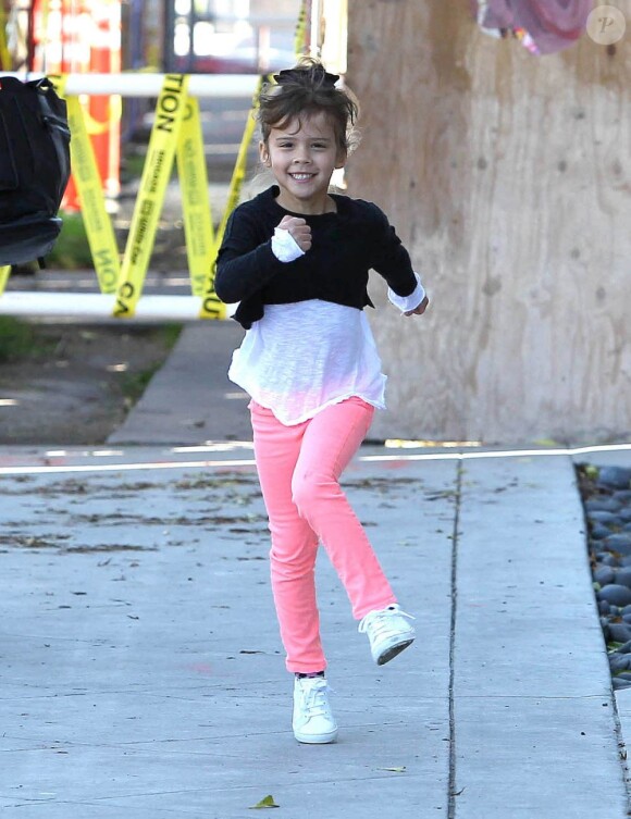Jessica Alba, son mari Cash Warren et leurs adorables filles Honor et Haven se promènent dans les rues de Los Angeles. Le 9 mars 2013.