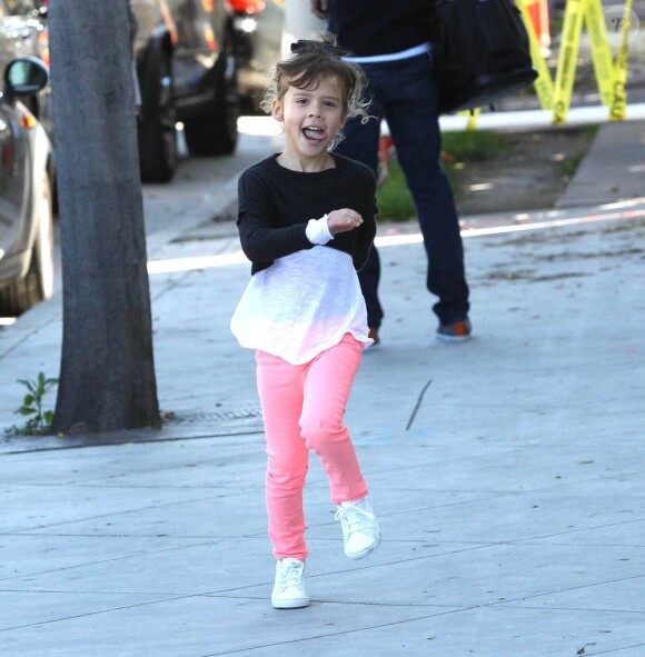 Jessica Alba, son mari Cash Warren et leurs filles Honor, qui n'arrête pas de courir, et Haven se promènent dans les rues de Los Angeles. Le 9 mars 2013.