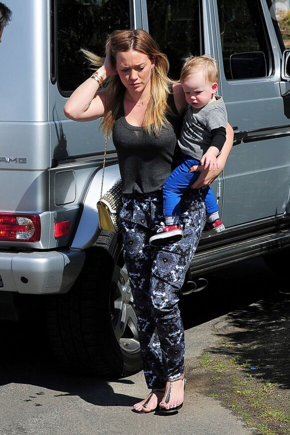 Hilary Duff et son mari Mike Comrie emmènent leur petit Luca à une fête d'anniversaire à Studio City (Los Angeles), le samedi 9 mars 2013.
