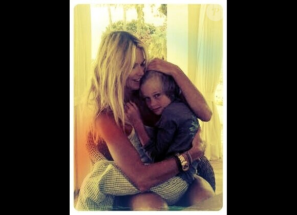 Elle Macpherson pose avec son plus jeune fils, Aurelius, sur Twitter le 10 mars 2013.