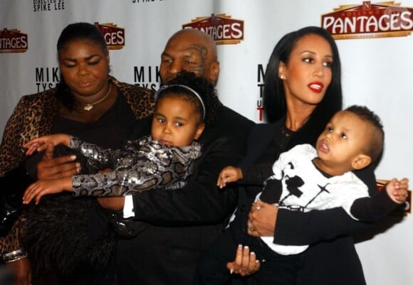 Mike Tyson, son épouse Kiki et leurs enfants Milan et Morocco, ainsi que la fille aînée du boxeur, Mickey lors de la première du spectacle Mike Tyson : Undisputed Truth au Pantages Theatre de Hollywood le 8 mars 2013