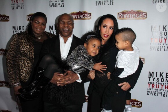 Mike Tyson en famille lors de la première du spectacle Mike Tyson : Undisputed Truth au Pantages Theatre de Hollywood le 8 mars 2013