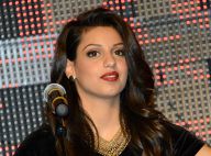 Tal, craquante à la guitare, donne de la voix avec les talents de The Voice