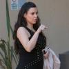 Kim Kardashian, enceinte, se dirige vers le bureau de sa mère à Woodland Hills, le 11 mars 2013.