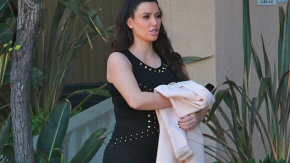 Kim Kardashian, enceinte : Baby-bump et robe moulante, police au tournant !