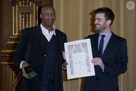 Bruno Julliard remet la médaille de Vermeil de la Ville de Paris à Oxmo Puccino dans les salons de l'Hôtel de Ville de Paris. Le 12 mars 2013.