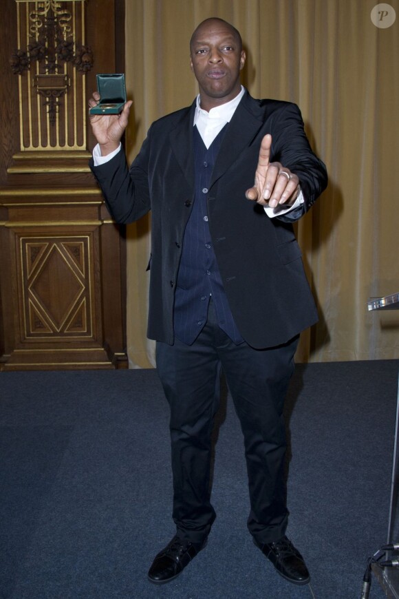 Oxmo Puccino reçoit la médaille Vermeil de la Ville de Paris, dans les salons de l'Hôtel de Ville, le 12 mars 2013.