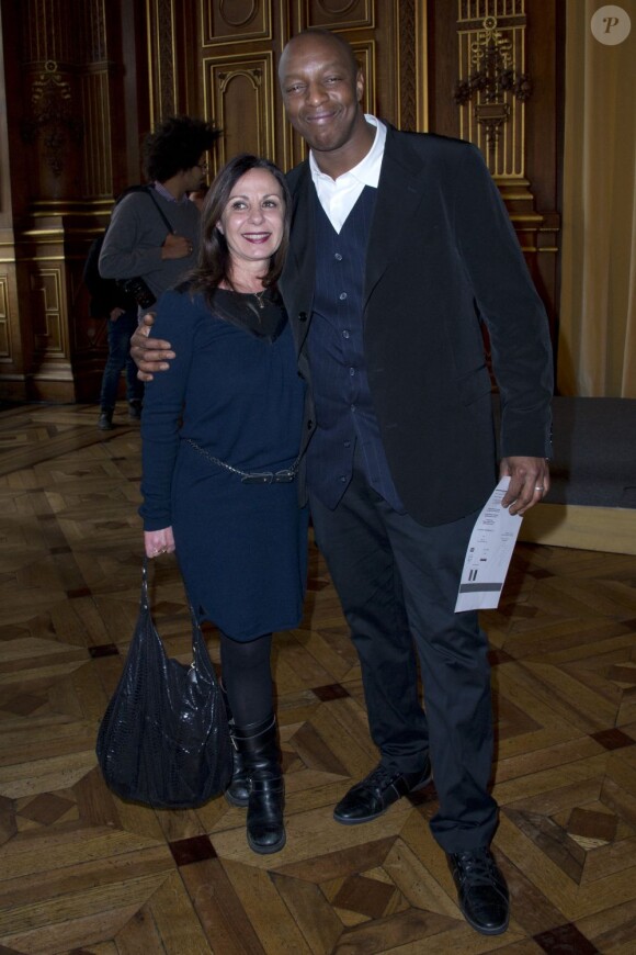Oxmo Puccino et son agent Nicole Schluss dans les salons de l'Hôtel de Ville de Paris, le 12 mars 2013.